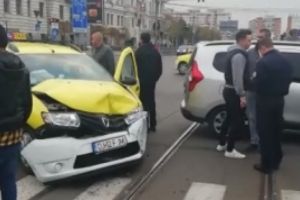 Accident in Ploiesti: Un taxi care transporta doi copii, spulberata de un sofer de 73 de ani care nu a acordat prioritate