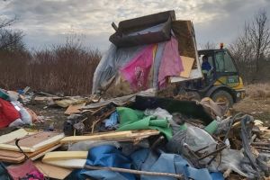 Colibele oamenilor străzii din zona Calea Urseni, demolate la cererea Poliţiei Locale