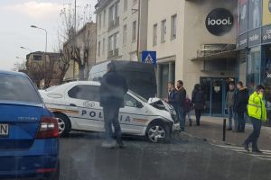 Maşină de Poliţie, implicată în accident