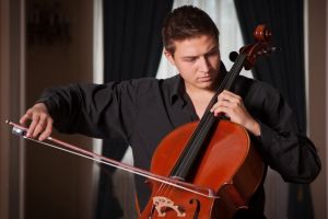 Program special la Filarmonică, cu violoncelistul Ştefan Cazacu