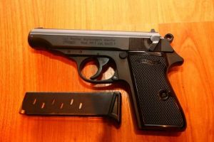 Două dosare penale pentru nerespectarea regimului armelor şi muniţiilor