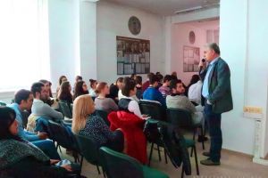 Ora despre comunism: Un profesor de la Universitatea de Vest le-a vorbit studenţilor orădeni despre Revoluţia din Timişoara (FOTO)