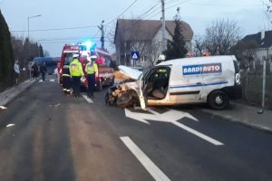 Accident pe o stradă din Bistriţa. Două persoane au fost rănite (FOTO)