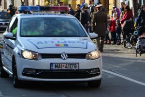 Tânăr căutat de poliţişti după ce a ameninţat-o cu un cuţit pe o vânzătoare