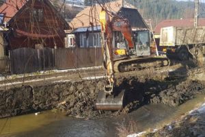 Lucrări de decolmatare a albiei Râului Olt