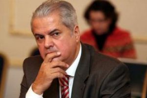 Presedintele Klaus Iohannis ii retrage decoratia fostului premier Adrian Nastase. „Voi retrage decoratiile tuturor celor condamnati penal”