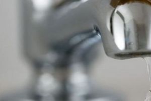 Sistare de apă pe o stradă din Reghin