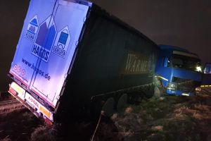 TIR cu numere de Bihor implicat într-un accident cu 3 victime în judeţul Braşov (FOTO)