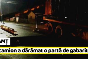 NEAMȚ: Un camion cu lemne a dărâmat o partă de gabarit (FOTO)