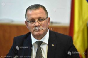 Oros: Problema pieţei de desfacere cu care se confruntă fermele de familie poate fi rezolvată doar prin asociere