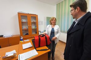 Noi dotări la cabinetele de medicină şcolară: genţi de prim ajutor pentru şcolile din Bacău