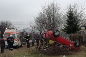 Helegiu: Un taxi s-a urcat într-un copac