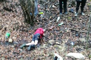 Macabru! Un bărbat a fost găsit mort într-o râpă
