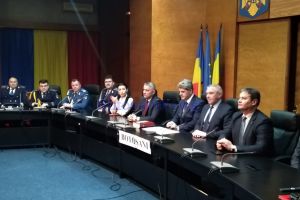FOTO&VIDEO! Noul prefect de Botoşani, Alexandru Colbu, uns în funcţie. Directori şi politicieni, prezenţi la eveniment