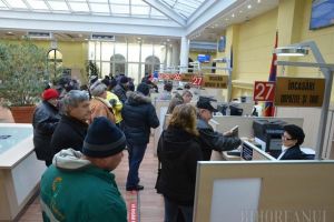 Digitalizare cu forţa: Pentru că se strâng prea mulţi la ghişee, Bolojan îi trimite pe orădeni să-şi achite dările prin internet