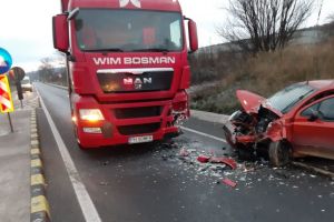 FOTO Accident la Slimnic. O femeie transportată la spital
