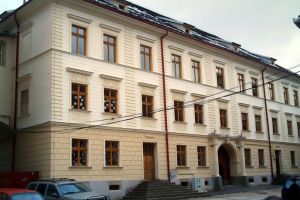 Spargere la Liceul Honterus. Hoţii au plecat cu aparatura electronică