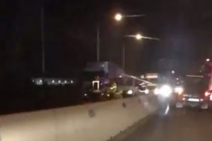 Accident mortal între Oradea şi Borş: Un bărbat care a traversa neregulamentar într-o zonă cu parapeţi despărţitori a fost izbit de o maşină 