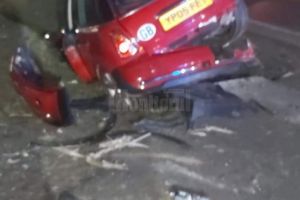 Trei tineri au fost răniţi, după ce o maşină a derapat şi a ajuns în şanţ