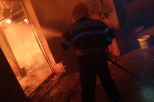 Incendiu la o casă din judeţul Satu Mare. Pompierii au intervenit cu două autospeciale!