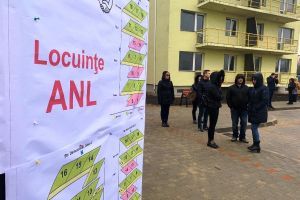 VIDEO: Peste 100 de familii au primit cheile locuinţelor din cartierul ANL Democraţiei
