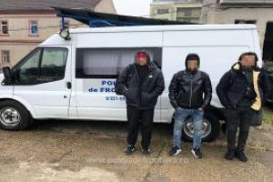 Trei sirieni si un libian, opriti din drumul ilegal spre vestul Europei