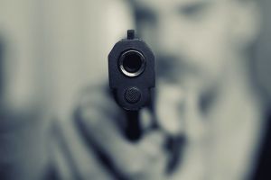 Angajaţi ai unui magazin ameninţaţi cu un pistol de jucărie de un client nemulţumit