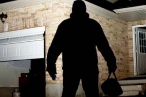 Infractor de profesie, prins de poliţişti. A dat spargeri şi a condus o maşină cu numere false