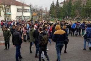 Pompierii baimareni, activitati de pregatire cu elevii si personalul de la Scoala Gimnaziala “Petre Dulfu” si Colegiul Tehnic “C.D. Nenitescu”