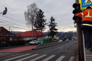 ATENȚIE, şoferi! Semafoare cu butoane în Sângeorgiu de Mureş!