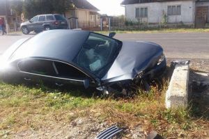 Accident în judeţ. Tânără transportată la spital, după ce a ajuns cu maşina în şanţ