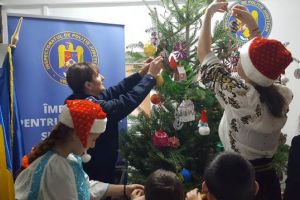 FOTO: Bradul Inspectoratului de Poliţie al judeţului Vrancea, împodobit cu ornamente confecţionate de copii