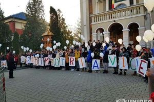 FOTO/ ,,Fii un zid, nu face un zid!”. Final de campanie împotriva violenţei, la Cugir