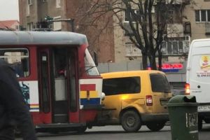 HAOS la UTA după ce un tramvai a LOVIT o maşină