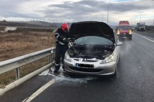 FOTO – Maşină în flăcări pe autostradă la Sălişte – Nimeni nu a fost rănit