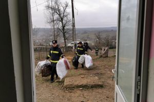 FOTO Daruri oferite de pompierii botoşăneni unei femei cu şapte copii. Aceasta are în grijă şi doi nepoţi