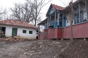 Strigăt de ajutor! O familie cu 10 copii din Botoşani trăieşte într-o sărăcie cruntă. Copilaşii au nevoie de hrană şi îmbrăcăminte