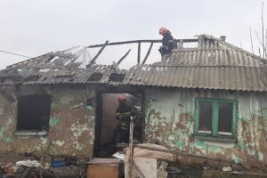 FOTO Incendiu violent cu explozie! O familie din Botoşani a rămas fără casă, chiar înainte de sărbători