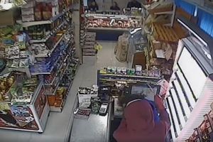 Tânărul care a ameninţat o vânzătoare cu un cuţit, elev la un colegiu prestigios din Bistriţa (VIDEO)