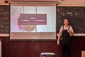 Studenţii din Cluj le-au explicat liceenilor din Ştei despre cum să mănânce sănătos (FOTO)