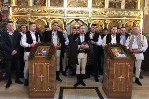 Super-Balul de Crăciun la Șelimbăr – Ceata feciorească merge la colindat în comună