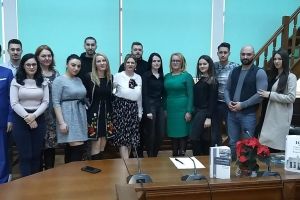 Studenţii târgovişteni au marcat 100 de ani de vot masculin universal printr-o dezbatere despre obligativitatea votului