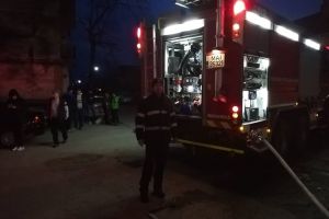 INCENDIU puternic azi-noapte, în Arad. Patru femei şi un copil de un an ajuns în spital