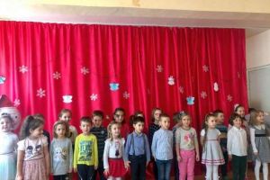 FOTO: „O colindă pentru Moş Crăciun”,  la Grădiniţa Prichindel Cugir