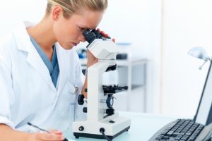 Ajutor pentru românii care au trecut prin tratamentele de cancer: „Ghidul supravieţuitorului de cancer” a fost lansat şi în limba română