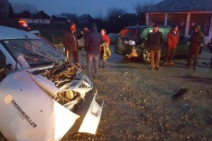 Accident grav la Bratasanca, pe DN72. Doua masini s-au facut zob dupa ce au intrat in coliziune cu un TIR