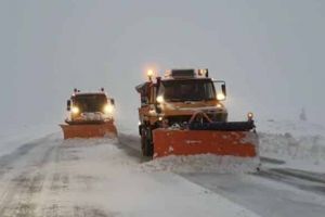 FOTO: Circulaţie restricţionată pe Transalpina, cel mai înalt drum din ţară, din cauza zăpezii