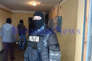 Percheziţii la locuinţele unui tânăr de 18 ani din Botoşani. Ce au căutat mascaţii!