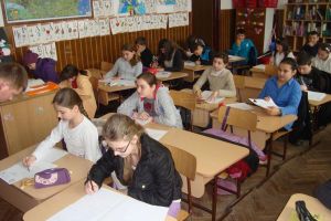 Elevii cer Guvernului stabilirea unui cuantum minim pentru bursele şcolare