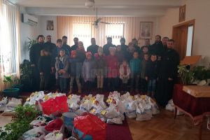 Ghete noi pentru copiii nevoiaşi, oferite de Moş Nicolae de către preoţii din Protopopiatul ...